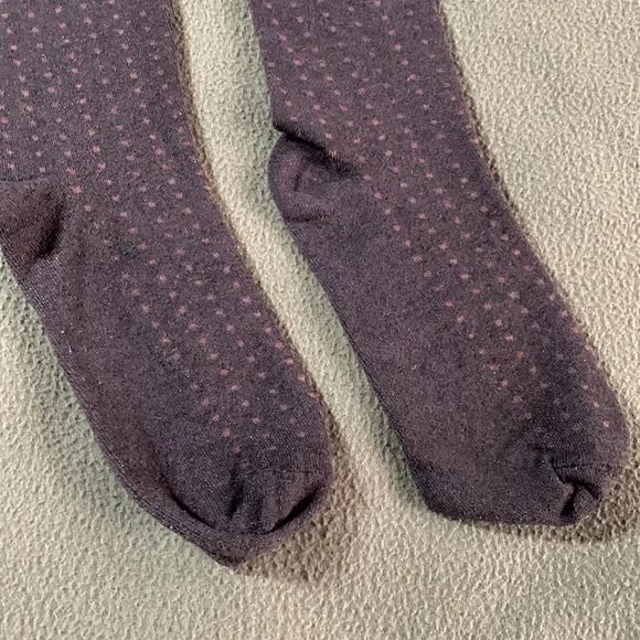 Lot of 5 Men’s dress socks.  2 brown 1 black Dockers, 1gray Gold Toe, 1 black - Picture 16 of 16